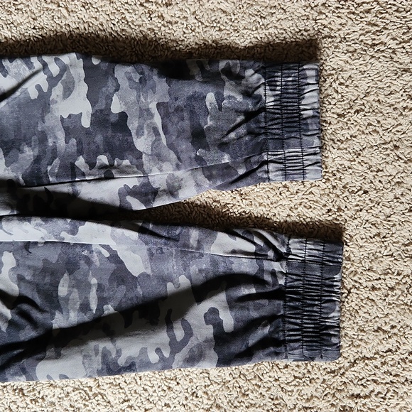 Spanx stretch twill cargo jogger. Backwash camo. Size Small. - Picture 3 of 7